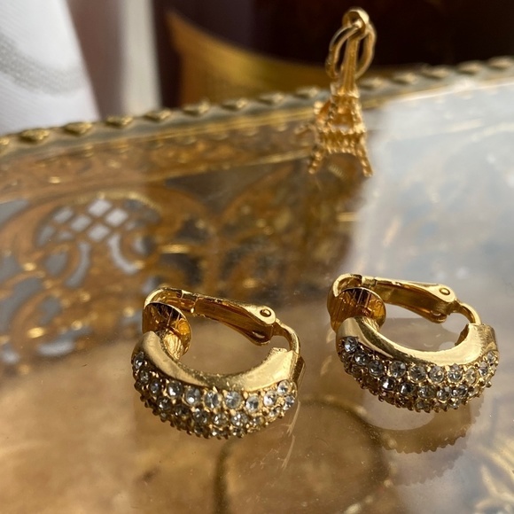 Tiny vintage gold tone authentic CHRISTIAN DIOR clip on crystal earrings - Picture 1 of 8
